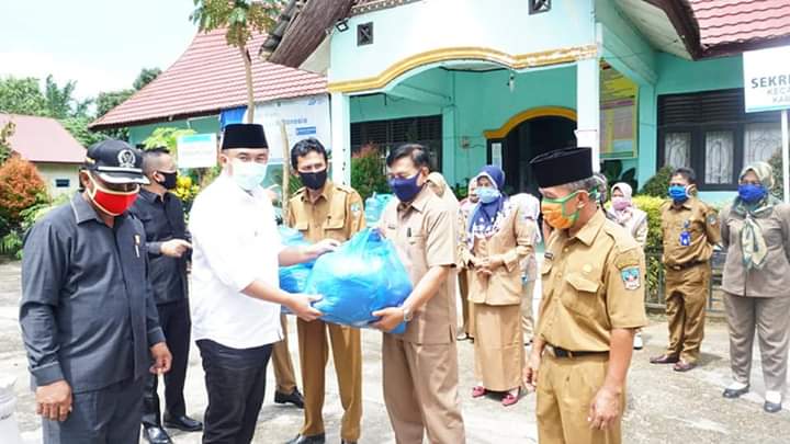 Bupati Sutan Riska Serahkan masker kepada perwakilan kecamatan.
